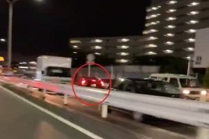 【驚愕】川崎の国道246号で煽りに煽った挙句、逆走し始めるヤバいプリウスが撮影される