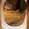フライト中の飛行機で彼氏に振られて泣き叫ぶ女性が拳で窓ガラスを叩き割り緊急着陸