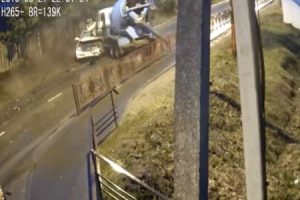 【衝撃】飲酒運転したコンクリートミキサー車がランクルと衝突した時の死亡事故映像