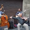 イタリアのストリートバンドで韓国の旅行者が即興でコントラバスを演奏　これは凄い！！