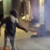 【衝撃】黒人男性が寝ているホームレスに爆竹の様な物を投げて放火する衝撃の映像
