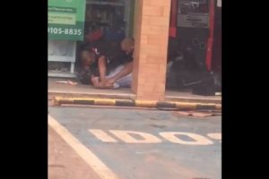 警官の腰から銃を強奪した泥棒とそれを取り返そうとする警官の緊迫した衝撃映像