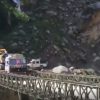 【衝撃】トラックの重みに橋が耐え切れず崩落する衝撃の映像