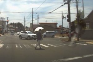 「アブナカタヨー」　信号無視で平然と横断歩道を渡る歩行者をクラクションで右折車との衝突を阻止するドライバーの映像