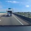 高速道路でとんでもない奇跡が撮影されてしまうドラレコ映像