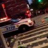 【衝撃】ニューヨークのハーレム、未だこんな無法地帯状態。発砲事件の対応に駆けつけた警察車両にモノを投げつけまくる