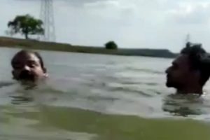 【閲覧注意】ワニが生息する川で泳いでいた男がワニに食べられる瞬間の映像