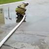 消防士が放水機器のテスト時に抑えきれず飛んできたホースノズルが頭に直撃し死亡する映像
