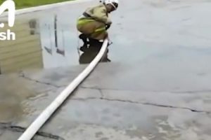 消防士が放水機器のテスト時に抑えきれず飛んできたホースノズルが頭に直撃し死亡する映像