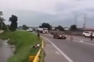【衝撃】交通量が多い車道で遊ぶ子供達　何度も轢かれかけるが、遂に跳ね飛ばされ死亡する