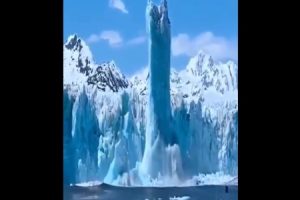 氷河が崩壊すると同時に海から突き上げる形で浮上する柱の様な氷河がカッコいい