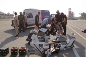 ドバイでテスト飛行中のドローンバイクが墜落する事故映像