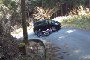 「車来てるよー！」忠告が聞こえず山道のカーブで乗用車とバイクが衝突する映像