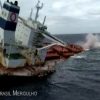 【衝撃】ブラジル沖で座礁した大型貨物船が沈没する瞬間を捉えたド迫力映像