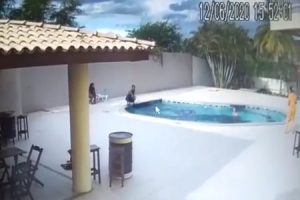 【衝撃】プールで泳いでいたら突然銃を持った男が襲ってくる衝撃の映像