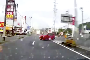 どっちが悪い？岐阜県で撮影された軽自動車に超速で衝突したドラレコ。