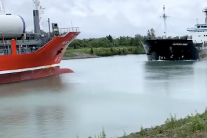 大型船は急に止まれない。カナダで貨物船同士が正面衝突する瞬間が記録される。