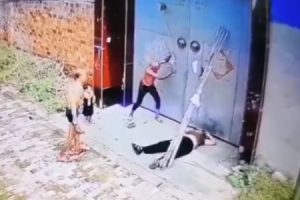 【胸糞注意】中国でマジキチが男性とその小さい子供をショベルで滅多打ちにして殺害する映像