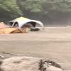 中州でキャンプしていた人達、雨であっという間に増水しキャンプ事沈む