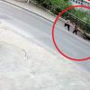 中国南部で舗装が突然崩壊し歩行者が飲み込まれる衝撃の映像