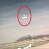 離陸時に突如ストールし空港に墜落する小型飛行機の映像