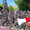 シアトル警察がフラッシュバンなどを用い、自転車を使って前線を押し上げ抗議デモ暴徒を鎮圧していく映像