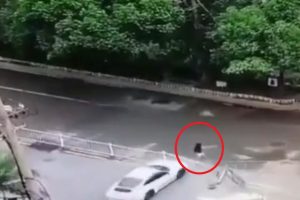 【恐怖】明確な殺意を持った車両が女性を轢き、もう一度轢き潰そうとしてくる映像