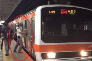 駆け込み乗車ジジイ、閉まりかける電車のドアに傘を突き刺して動き出した電車を停めてしまう