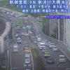 新御堂筋で、車線変更中の乗用車にすり抜けしようとしたバイクが突っ込む　しかもその後逃走