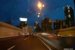 松原線でスピードを出し過ぎたトラックがカーブでスリップする瞬間を捉えたドラレコ映像
