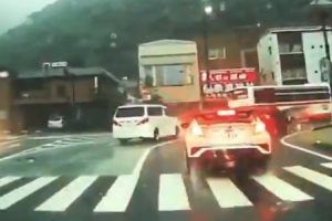 岐阜県で、道路が突然白い霧に包まれマンホールの蓋が走行中の車を襲い､謎のハシゴが地下から射出される映像