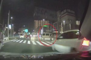 埼玉県鳩ヶ谷で右折しようとした車が直進車と衝突する瞬間のドラレコ映像