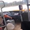 【驚愕】中国のバス、限界突破してしまう・・・なんで普通に運転してんだよ・・・