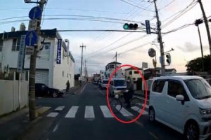 埼玉県新座市池田で信号無視したおじさんが飛び出し　ブレーキ間に合わず轢いてしまうドラレコ映像