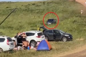 【衝撃】ロシアで車の操作ミスをした男が車内から振り落とされ車が暴走する どうしてこうなった・・・