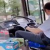 埼玉県富士見市のバス運転手が運転しながらスマホゲーをしている姿が盗撮されてしまう