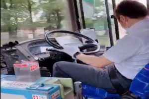 埼玉県富士見市のバス運転手が運転しながらスマホゲーをしている姿が盗撮されてしまう