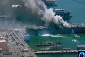 アメリカのサンディエゴ海軍基地に停泊している空母が炎上している映像