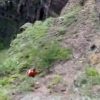 【衝撃】自撮りする為に崖の下の方まで下りた女性、足を滑らせて崖から落下する