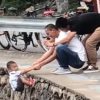 【マジキチ】中国のお父ちゃん、インスタ映えのために息子を崖から吊るしてしまう・・・