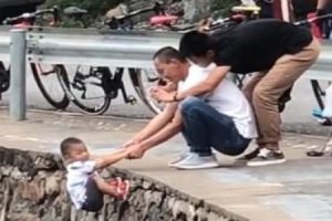 【マジキチ】中国のお父ちゃん、インスタ映えのために息子を崖から吊るしてしまう・・・