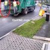 GYAAAAA!これは痛い・・・。ゴミ収集車がバックの際に後ろに乗っていた男を電柱と車両に挟みプチンしてしまう映像