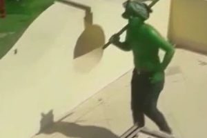緑色に塗られた男が大剣を持って振り回し、格闘の後”射殺”される映像
