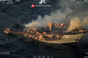 イタリア、サルデーニャ島の沖合で50メートル級のクルーザーが炎上し沈没していく映像