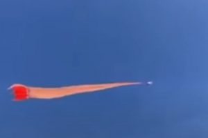 【衝撃】台湾の凧揚げ大会で、3歳の女の子が凧に絡まり上空に上がってしまう事故映像