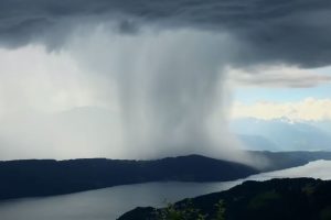局地的豪雨をタイムラプスで撮影した映像が凄い　バケツでひっくり返したような大雨
