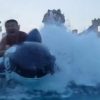 プールの人口波にサメの浮き輪が勢いよく流されて撮影者にクラッシュする映像が何故か面白すぎるｗｗｗ