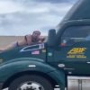 高速道路でトラックのフロントガラスに”ゲイ”が張り付き振り落とされまいとしがみついている映像