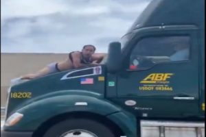 高速道路でトラックのフロントガラスに”ゲイ”が張り付き振り落とされまいとしがみついている映像
