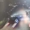 【衝撃】テスラのモデル３が暴走し、物凄い勢いでゲートを突き破り駐車している車に突っ込む映像